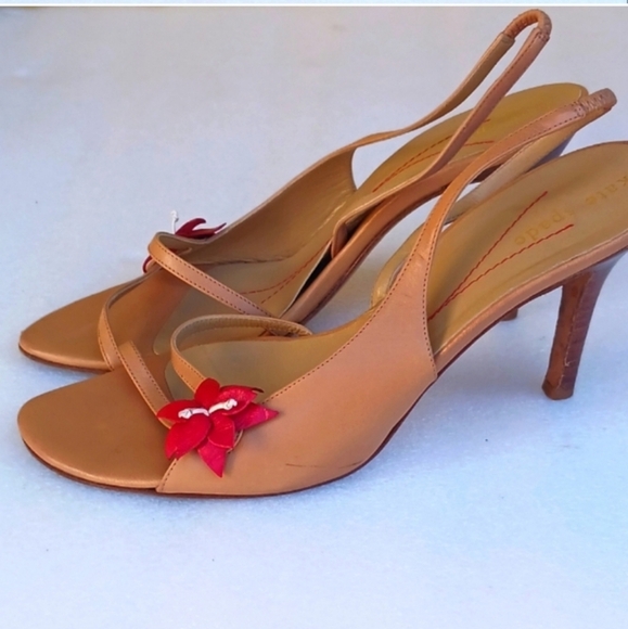 KATE SPADE Elegant Tan Slingback Heels with Red Accent - Picture 3 of 4